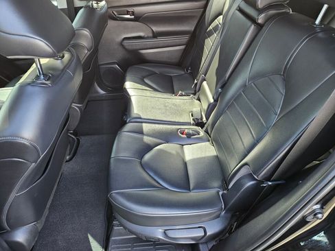 Used 2020 Toyota Highlander XLE AWD/4WD image 15