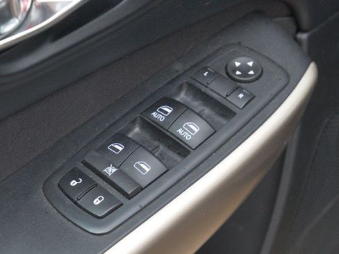 Used 2017 Jeep Cherokee Latitude w/ Cold Weather Group AWD/4WD image 9