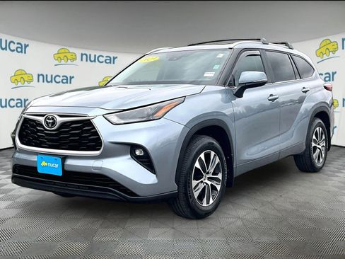 Used 2023 Toyota Highlander XLE image 3