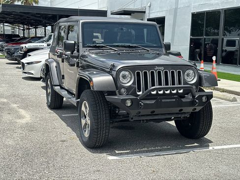 Used 2017 Jeep Wrangler Unlimited Sahara w/ Max Tow Package AWD/4WD image 11