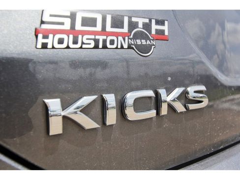 Used 2023 Nissan Kicks SR w/ SR Premium Package FWD image 6