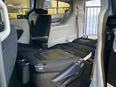 Used 2023 Chrysler Voyager LX image 12