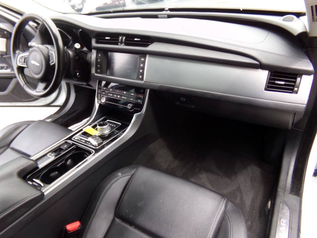 Used 2016 Jaguar XF Premium RWD image 35