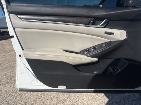 Used 2018 Honda Accord Touring image 14