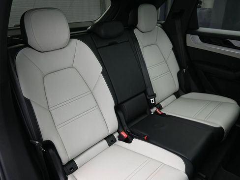Certified 2025 Porsche Cayenne AWD/4WD image 26