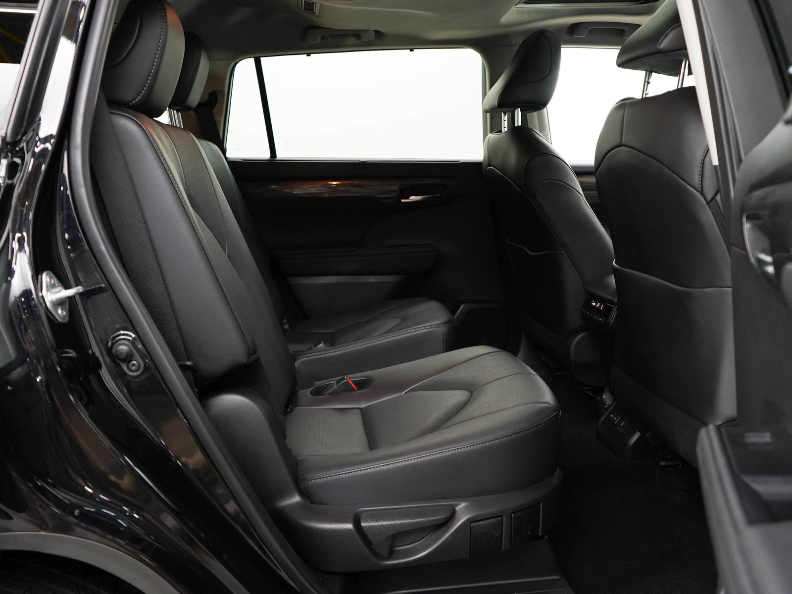 Used 2024 Toyota Highlander Limited AWD/4WD image 14