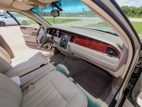 Used 2004 Lincoln Town Car Signature RWD image 15