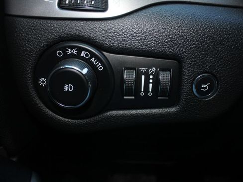 Used 2019 Jeep Cherokee Limited image 17