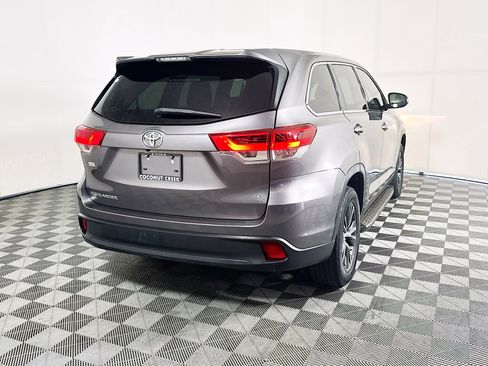 Used 2019 Toyota Highlander LE FWD image 3