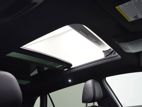 Used 2020 Volkswagen Atlas Cross Sport SE w/ Panoramic Sunroof Package image 19