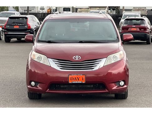 Used 2017 Toyota Sienna XLE w/ XLE Navigation Package image 11