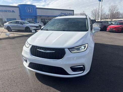 Used 2021 Chrysler Pacifica Touring-L image 2