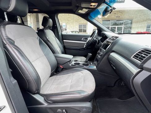 Used 2017 Ford Explorer XLT w/ Equipment Group 202A FWD image 25
