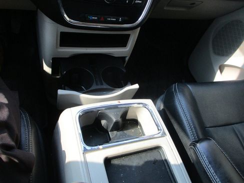 Used 2014 Chrysler Town & Country Touring FWD image 40