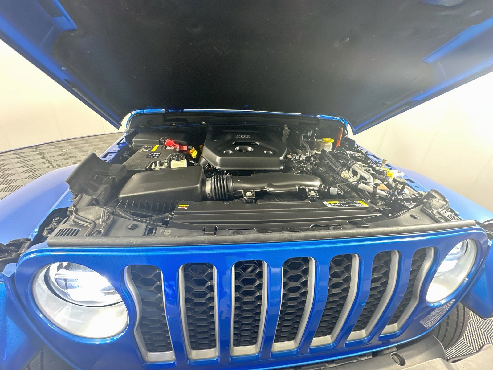 Used 2022 Jeep Wrangler Unlimited Sahara w/ Cold Weather Group AWD/4WD image 28