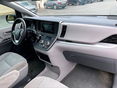 Used 2017 Toyota Sienna L FWD image 14