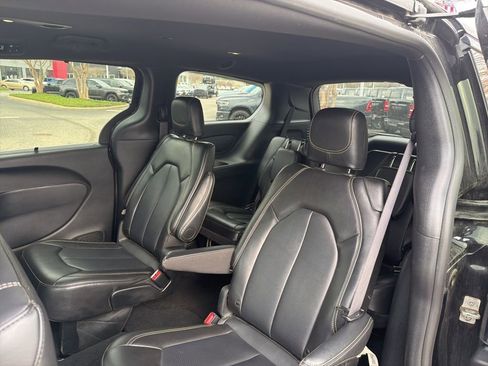 Used 2025 Chrysler Pacifica Select image 12