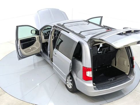 Used 2014 Chrysler Town & Country Touring image 47