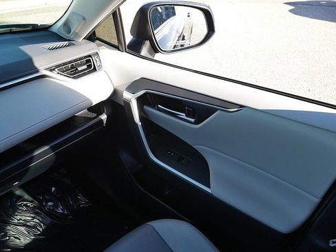 Used 2021 Toyota RAV4 XLE Premium image 23