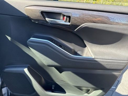 Used 2023 Toyota Highlander L image 33