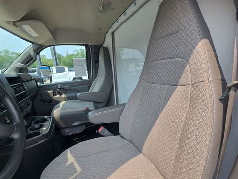Used 2018 Chevrolet Express 3500 w/ Driver Convenience Package image 21