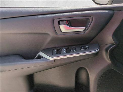 Used 2017 Toyota Camry SE FWD image 11