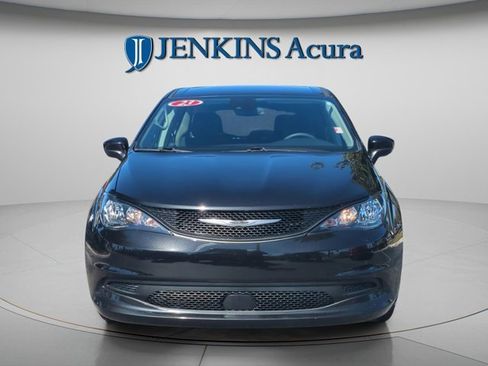 Used 2023 Chrysler Voyager LX image 2