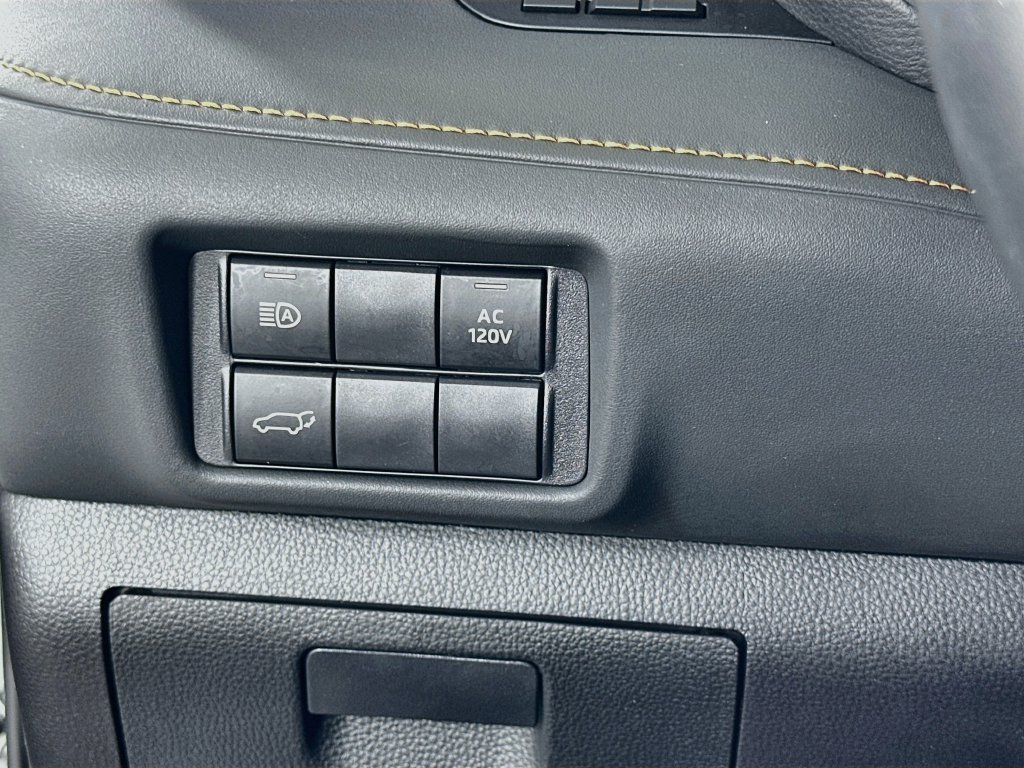 Used 2023 Toyota Highlander Bronze Edition FWD image 10