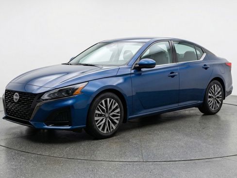 Used 2025 Nissan Altima 2.5 SV FWD image 3