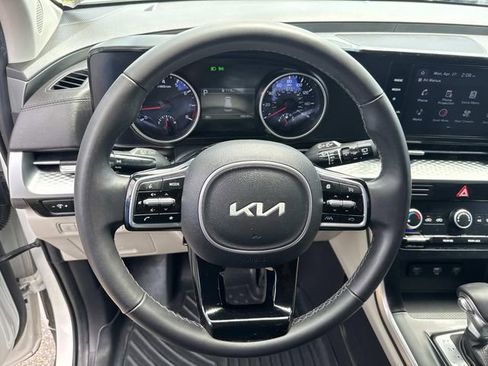 Used 2024 Kia Carnival LX FWD image 27