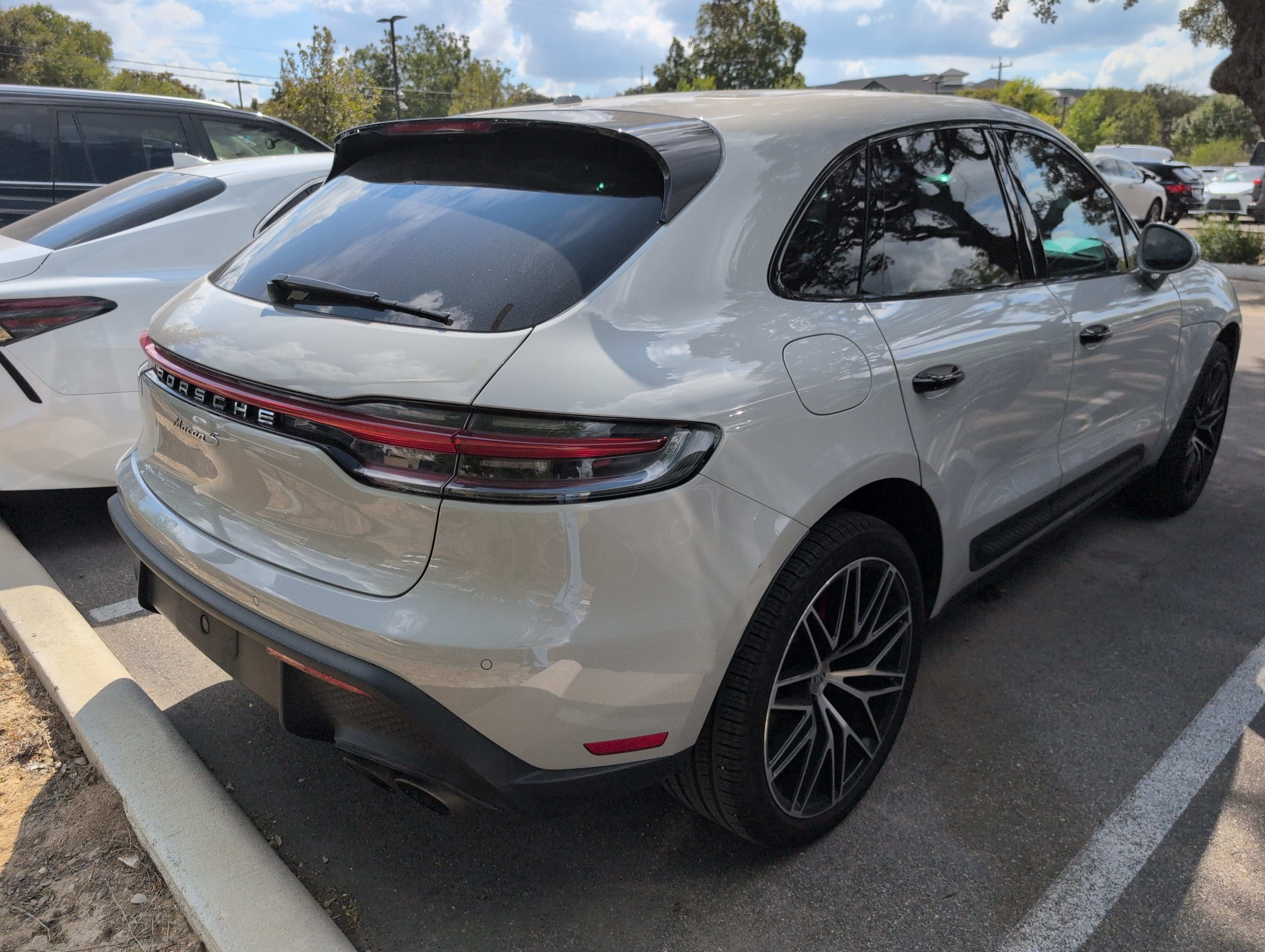 Used 2022 Porsche Macan S AWD/4WD image 3