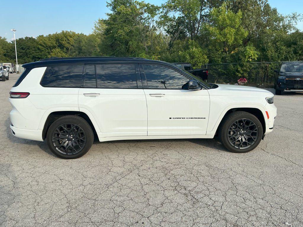 Used 2023 Jeep Grand Cherokee L Summit w/ High Altitude Package AWD/4WD image 4