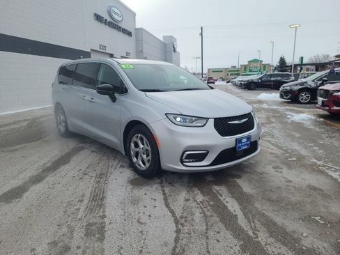 Used 2024 Chrysler Pacifica Limited image 8