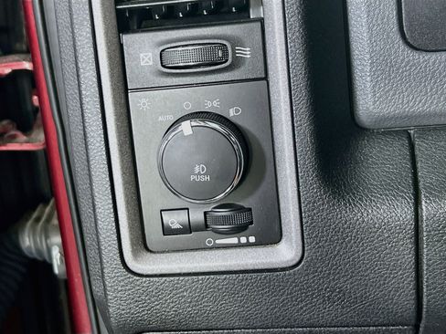 Used 2018 RAM 1500 Express AWD/4WD image 10