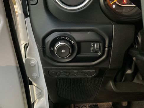 Used 2024 Jeep Wrangler Sahara image 31