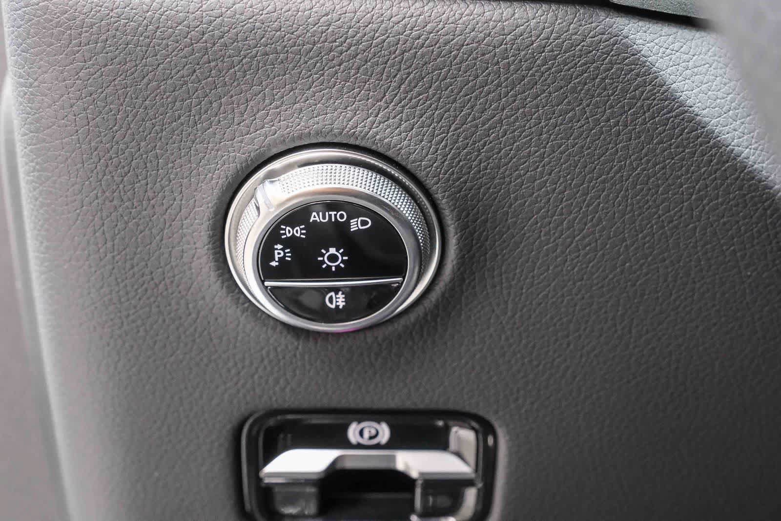 Used 2025 Mercedes-Benz GLC 350e 4MATIC image 28