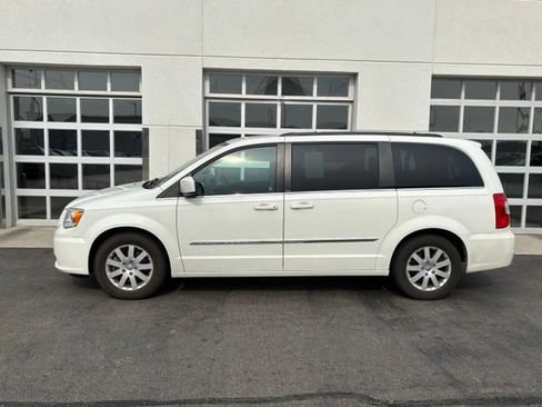 Used 2013 Chrysler Town & Country Touring FWD image 3