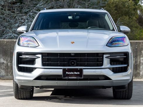 Certified 2025 Porsche Cayenne AWD/4WD image 8