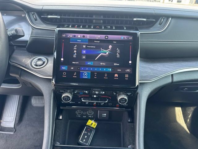 Used 2021 Jeep Grand Cherokee L Overland w/ Luxury Tech Group IV AWD/4WD image 12