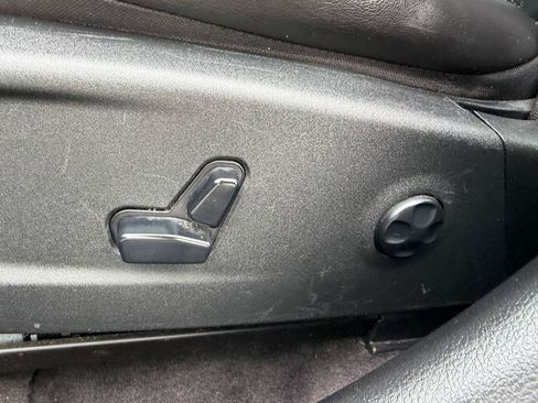 Used 2019 Chrysler 300 Limited RWD image 29
