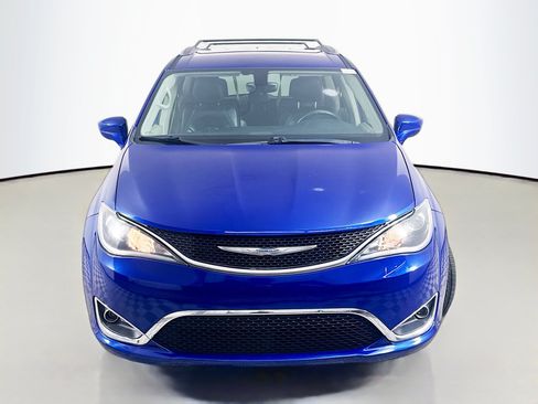 Used 2018 Chrysler Pacifica Touring-L FWD image 2