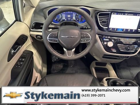 Used 2022 Chrysler Pacifica Touring-L image 4