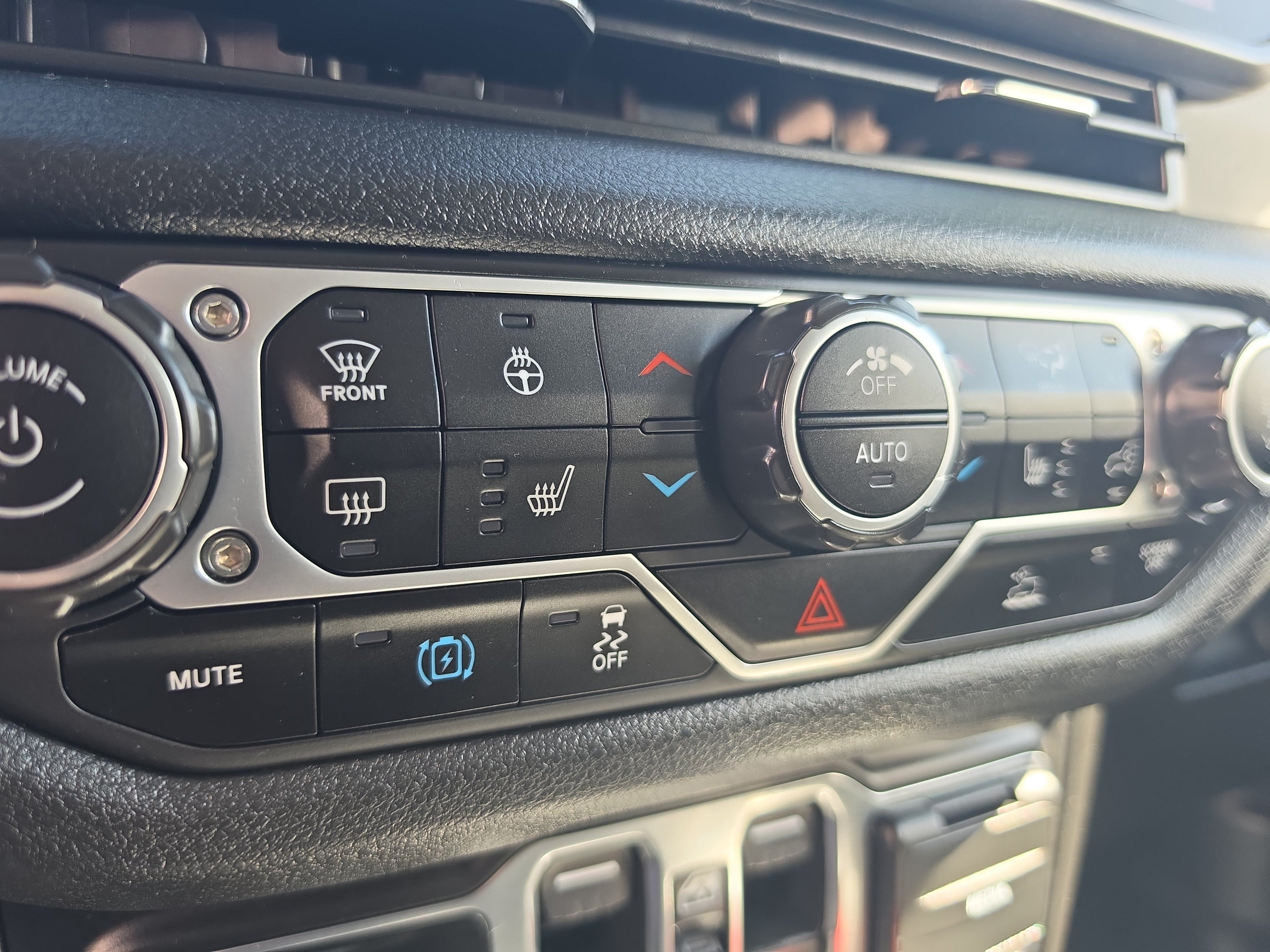 Used 2024 Jeep Wrangler Unlimited w/ Convenience Group AWD/4WD image 30