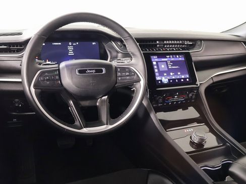 Used 2024 Jeep Grand Cherokee L Laredo image 2