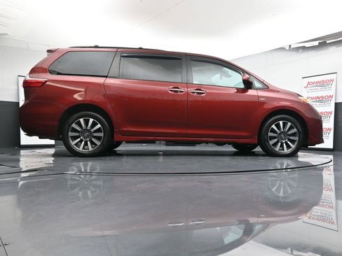 Used 2018 Toyota Sienna XLE image 24