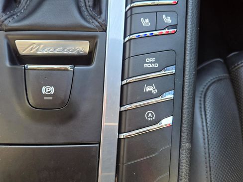 Used 2018 Porsche Macan Turbo image 16