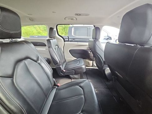 Used 2023 Chrysler Pacifica Touring-L FWD image 5