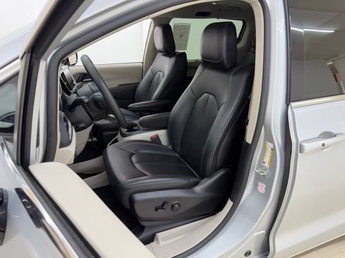 Used 2024 Chrysler Pacifica Touring-L FWD image 20