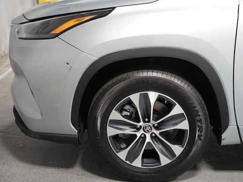 Certified 2024 Toyota Highlander XLE FWD image 5