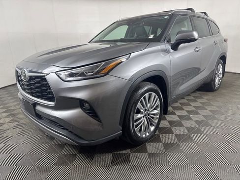 Used 2025 Toyota Highlander Platinum image 8
